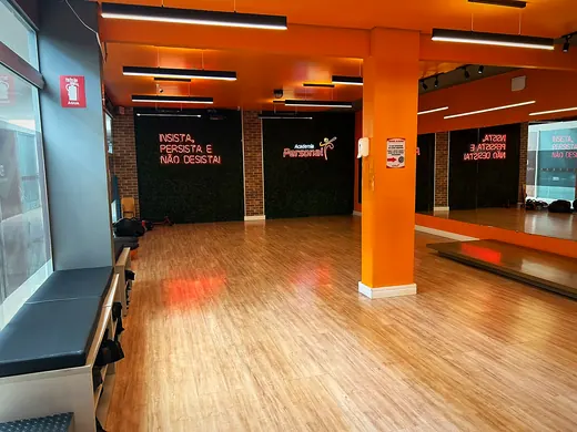 Sala de coletivas com espelho e o letreiro da casa.