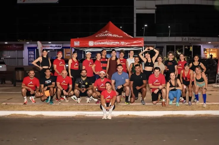 O grupo reunido de madrugada na calçada, diante da tenda vermelha do clube, com a fachada do Ed. Hebron ao fundo.