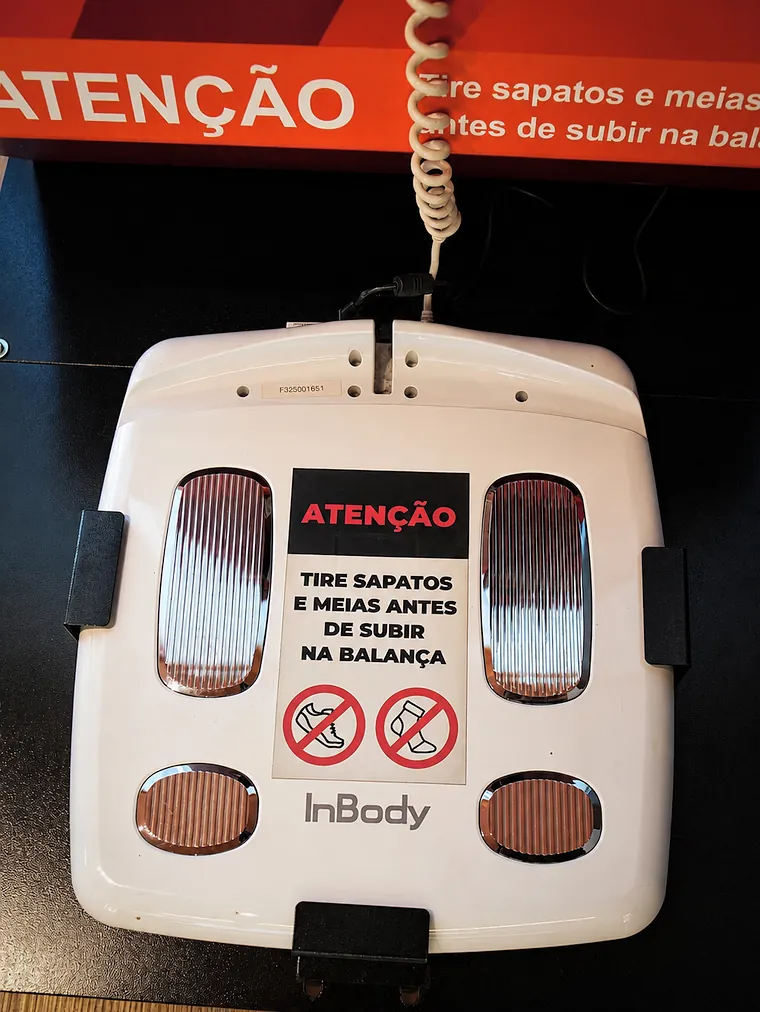 Balança de bioimpedância InBody com o aviso Tire sapatos e meias antes de subir na balança.